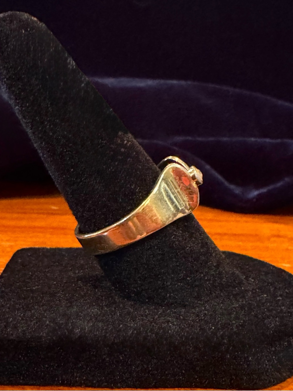 Vintage Avon Ring—Sz. 7, GoldTone, 1 Clear Bezel Set Stone, “Pinched” Setting - Picture 4 of 8